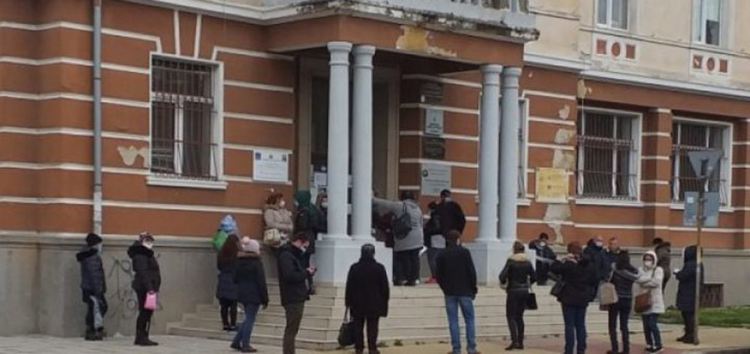 Безработни вият опашки в Кърджали