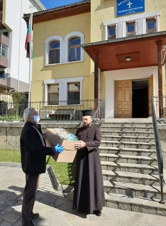 Шлемове, маски и защитни облекла за свещениците от Смолянско