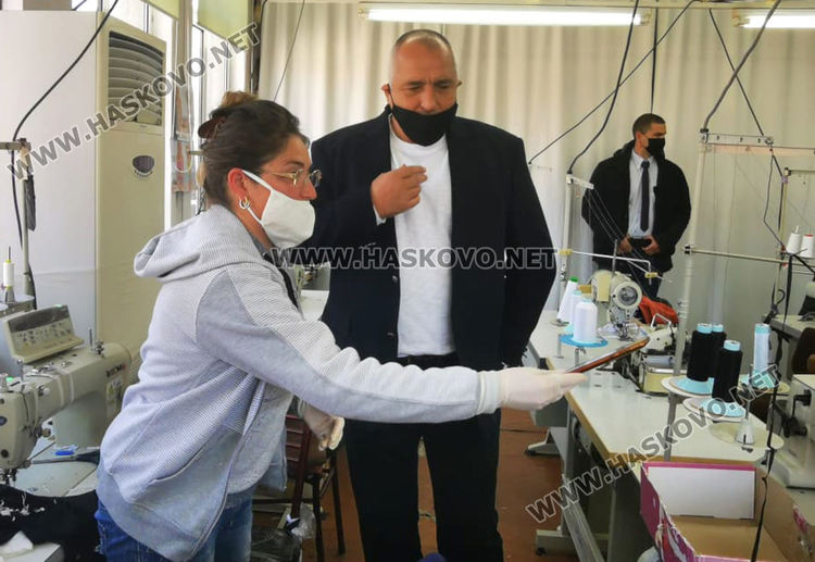 Премиерът посети хасковска фирма, сертифицирана да шие маски за немския пазар