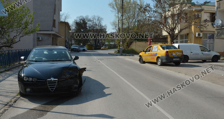 Заблеян шофьор удари такси на ул”Стара планина”