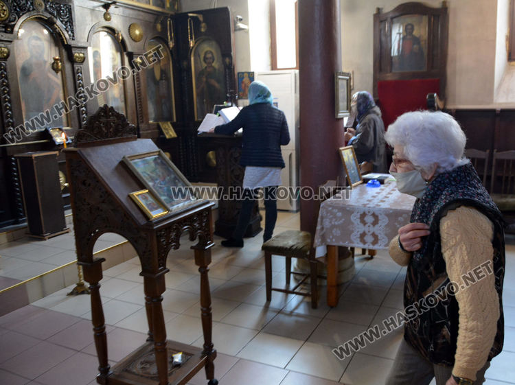 На Лазаровден малцина влязоха в храмовете за светата литургия