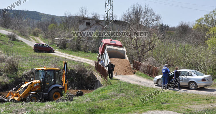 Камион пропадна в моста край с. Клокотница