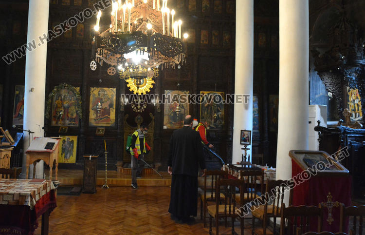 Започна дезинфекция на храмовете в Хасково