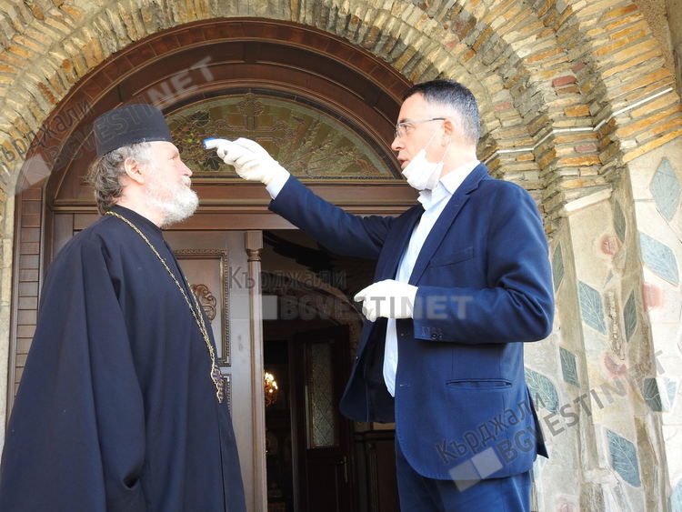 Тестват богомолците в храмовете в Кърджали  с термометри за дистанционно отчитане