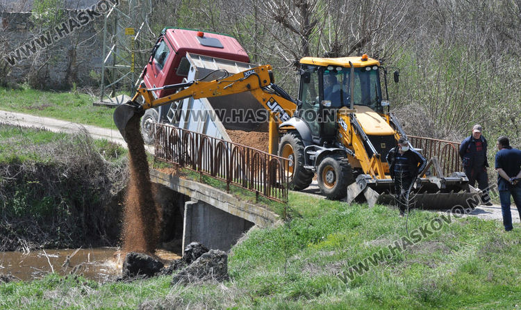 Камион пропадна в моста край с. Клокотница
