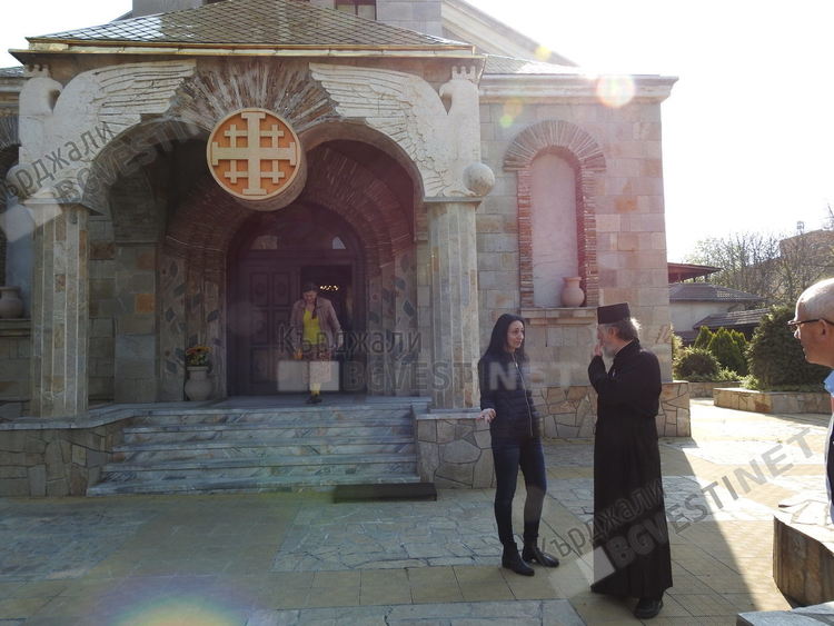 Тестват богомолците в храмовете в Кърджали  с термометри за дистанционно отчитане