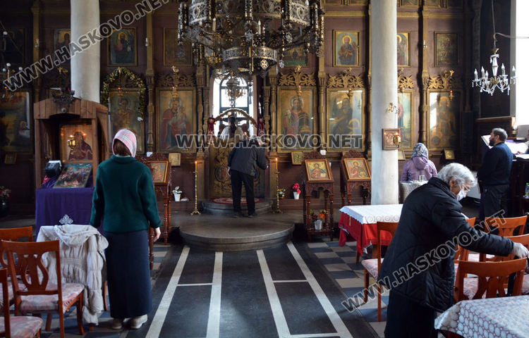 На Лазаровден малцина влязоха в храмовете за светата литургия