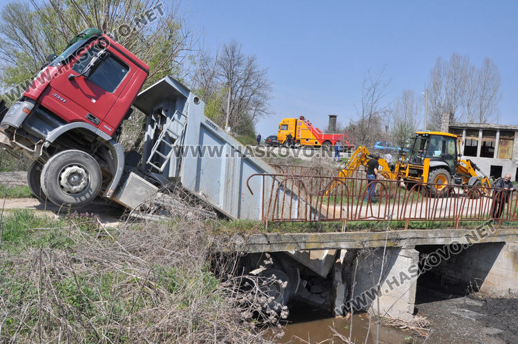 Камион пропадна в моста край с. Клокотница