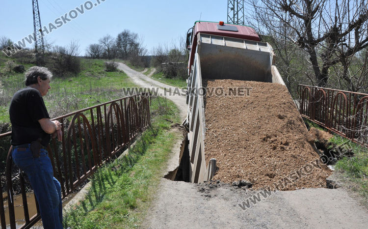 Камион пропадна в моста край с. Клокотница