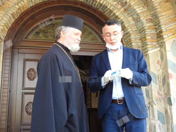 Тестват богомолците в храмовете в Кърджали  с термометри за дистанционно отчитане