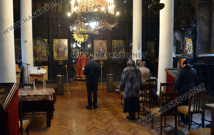 На Лазаровден малцина влязоха в храмовете за светата литургия