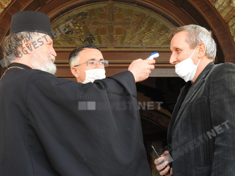 Тестват богомолците в храмовете в Кърджали  с термометри за дистанционно отчитане