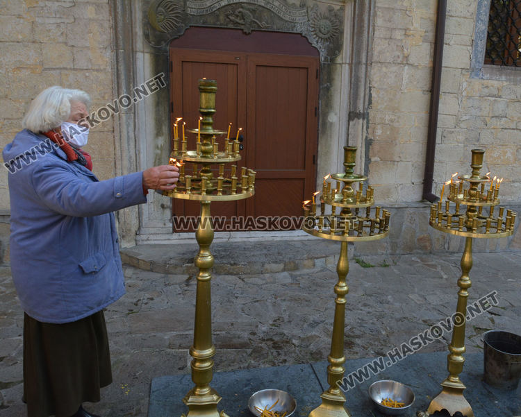 На Цветница миряните все пак почетоха празника в хасковските църкви