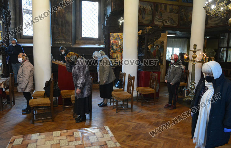 На Цветница миряните все пак почетоха празника в хасковските църкви
