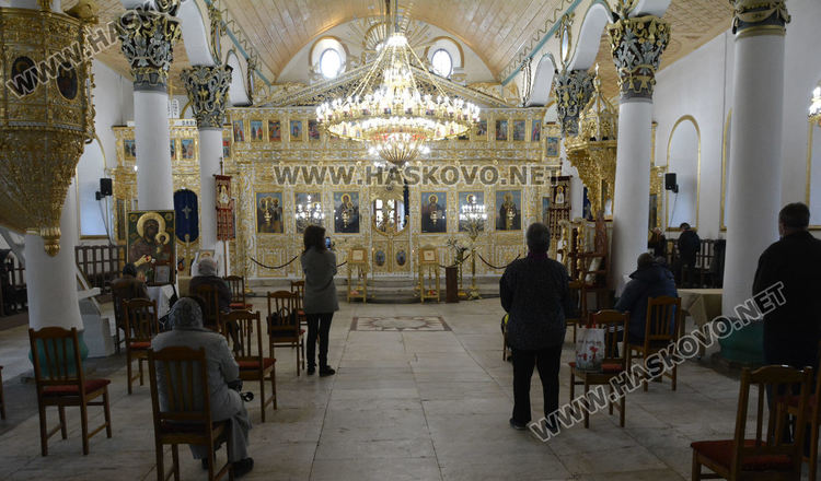 На Цветница миряните все пак почетоха празника в хасковските църкви