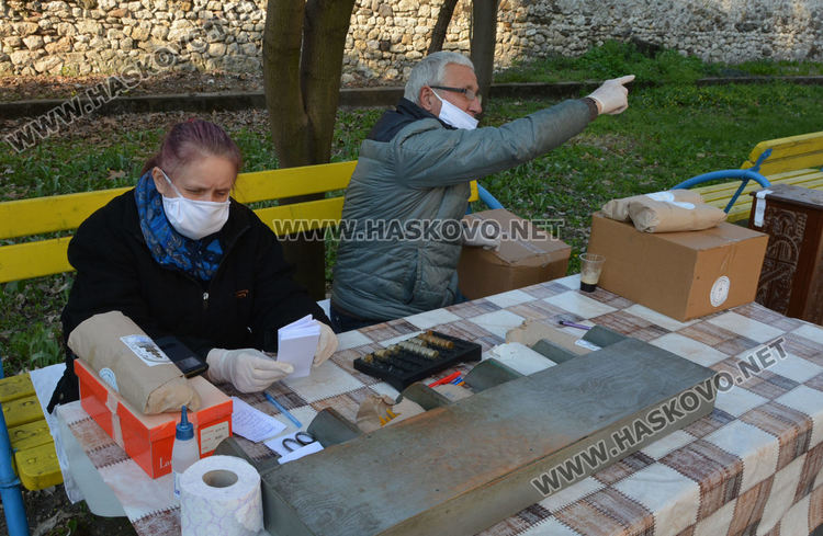 На Цветница миряните все пак почетоха празника в хасковските църкви