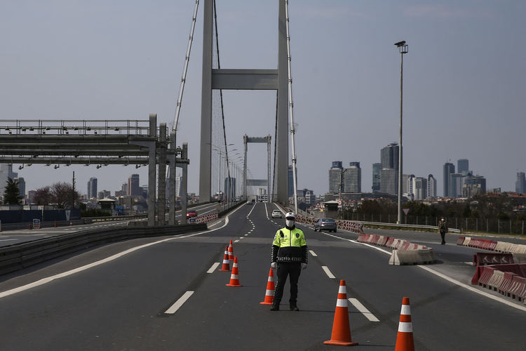 Пълна забрана за излизане от дома в Истанбул и още 30 града в Турция