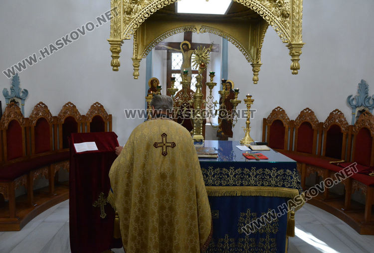 На Цветница миряните все пак почетоха празника в хасковските църкви