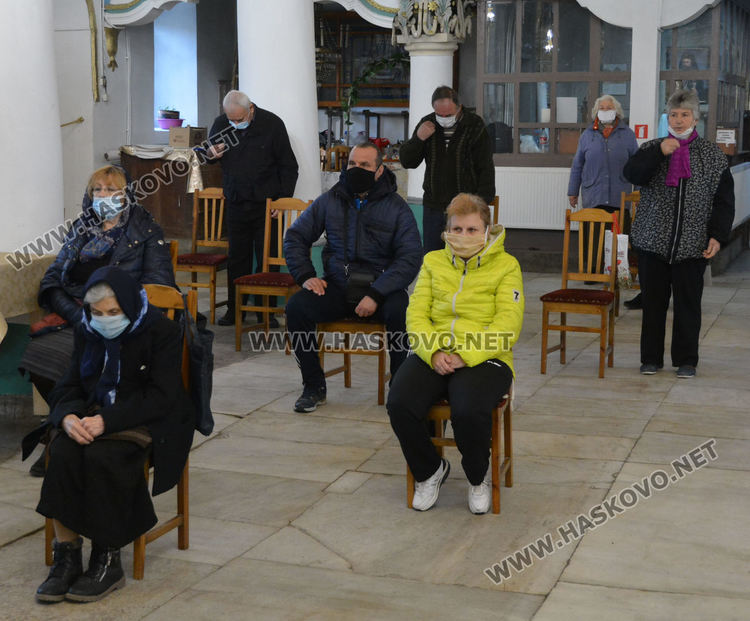 На Цветница миряните все пак почетоха празника в хасковските църкви