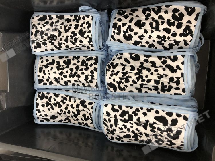 Протектори за лице шият в Джебел, маските са със свежи цветове