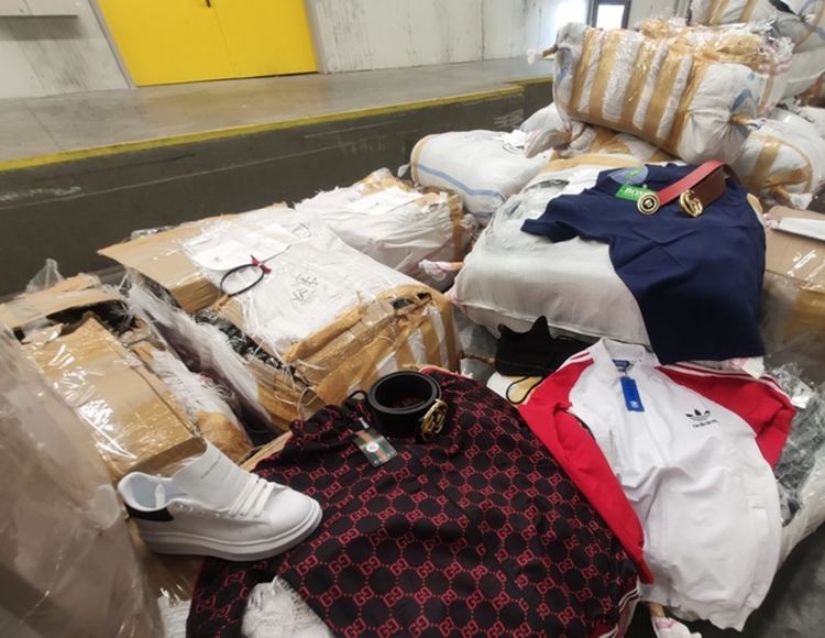 Откриха контрабандни маски между чанти и обувки