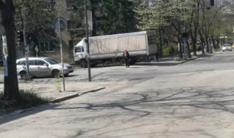 Камион отнесе светофар пред Областното пътно управление преди броени минути