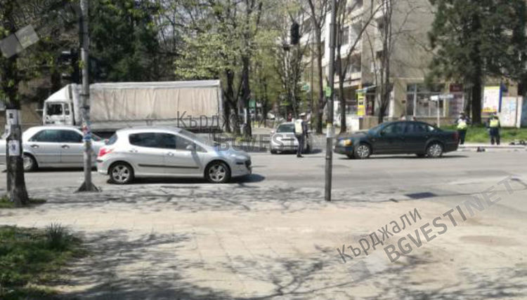 Камион отнесе светофар пред Областното пътно управление преди броени минути