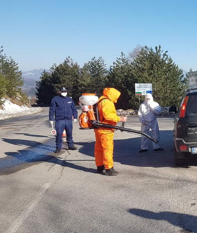 Продължава дезинфекцията на входовете на граничните с Кърджали общини Неделино и Златоград