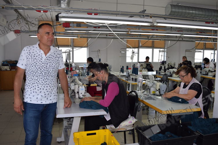 Протектори за лице шият в Джебел, маските са със свежи цветове