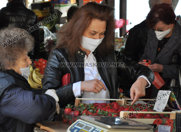 Търговец от Хасково: Затварят пазарите, за да "напълнят гушите" на веригите