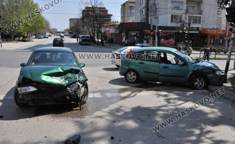 Неправоспособен преобърна Рено без регистарционни табели в Гарваново. Катастрофи в Хасково