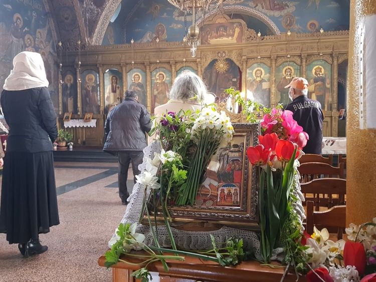 Малцина влязоха в най-големия храм в Първомай на Цветница