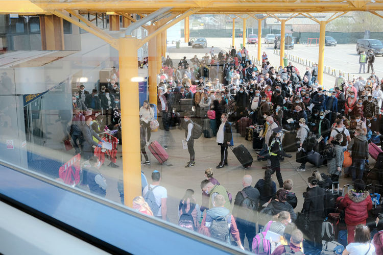 Румънски сезонни работници чакат отвън на международното летище Аврам Янку, в Клуж, централна Румъния, четвъртък, 9 април 2020 г. Повече от 1800 работници от цяла Румъния пътуват с 12 полета до Берлин, Баден Баде и Дюселдорф в Германия, повечето от които - на работа във ферми за аспержи