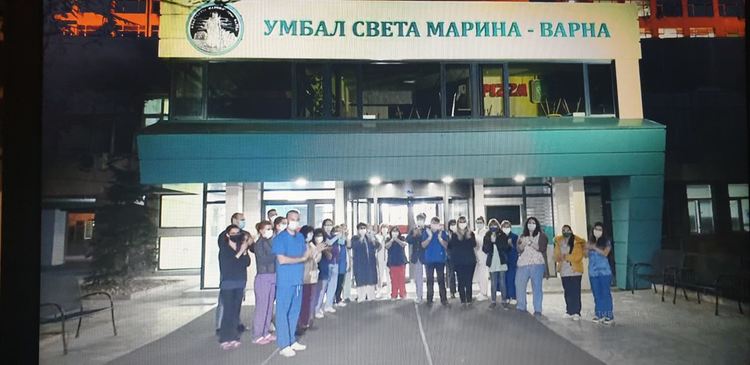 Лекари аплодират хората, които спазват мерките за безопасност (видео)
