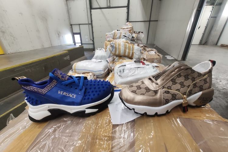 Откриха контрабандни маски между чанти и обувки