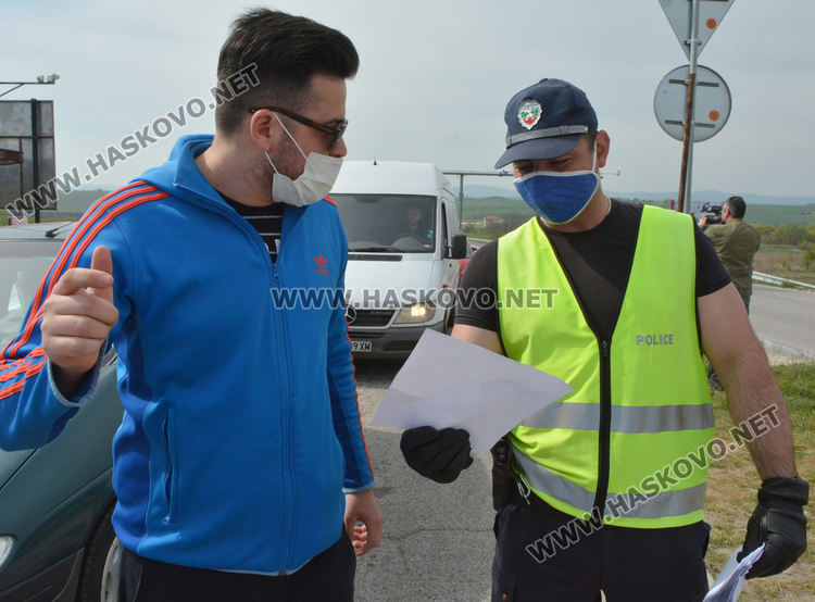 Километрична опашка от коли се образува на КПП за влизане в Хасково