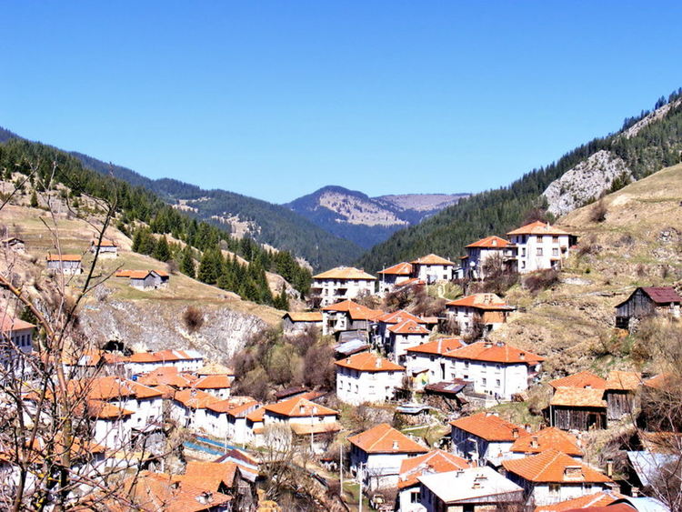 Само двама племенника изпращат починалия от коронавирус възрастен мугленец