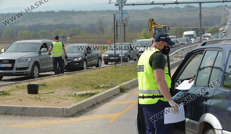 Километрична опашка от коли се образува на КПП за влизане в Хасково