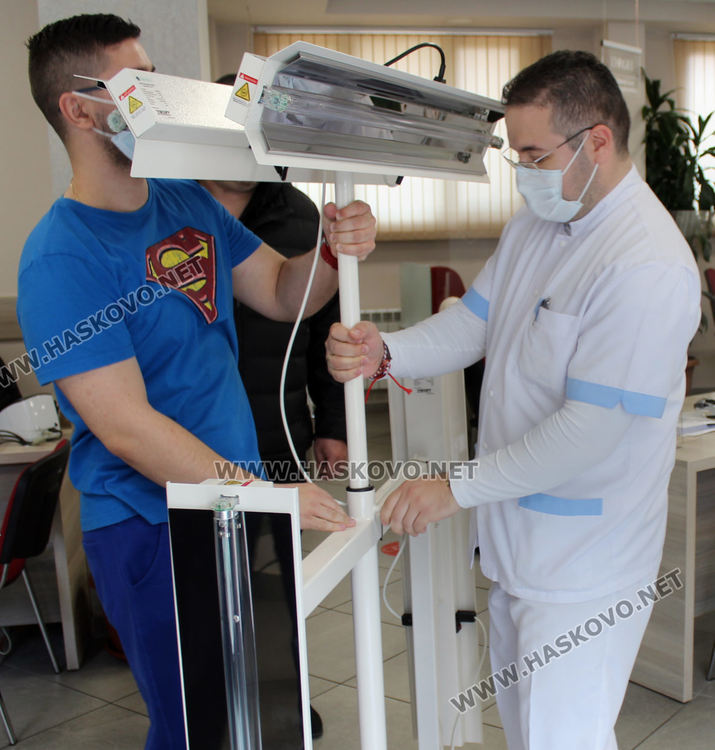 С бактерицидна лампа дезинфекцират касовия салон в община Хасково