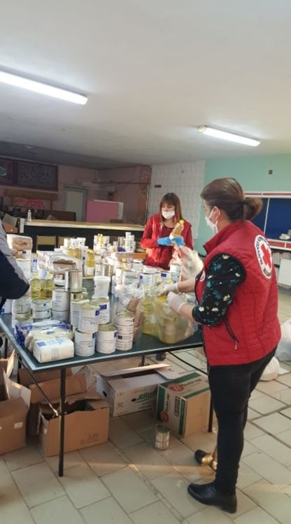 БЧК раздава хранителни пакети на нуждаещи се в областта