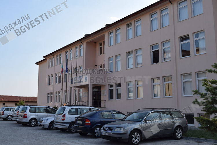 Мюфтията даде пример, ученици от мюсюлманското училище дариха болницата в Кърджали