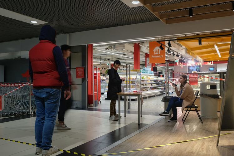 Полша ще започне да размразява икономиката си от 19 април