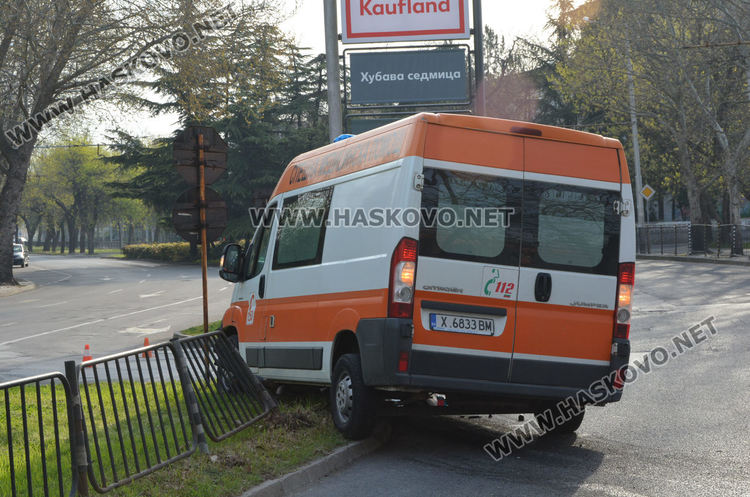 Линейка катастрофира до болницата в Хасково