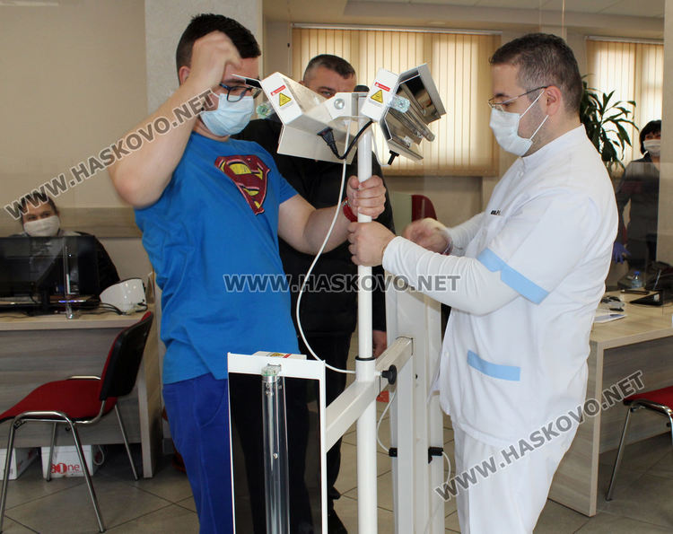 С бактерицидна лампа дезинфекцират касовия салон в община Хасково