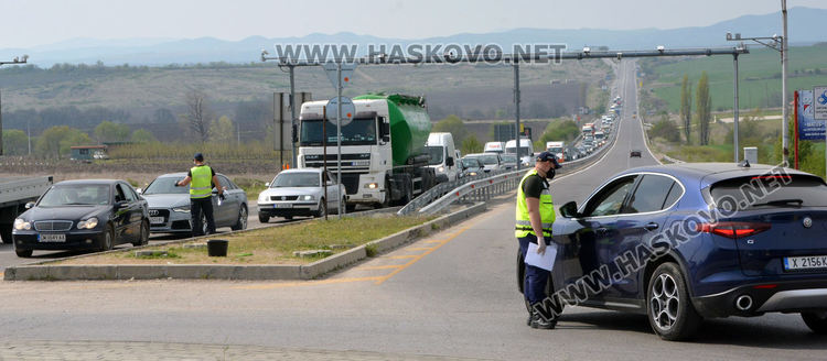 Километрична опашка от коли се образува на КПП за влизане в Хасково