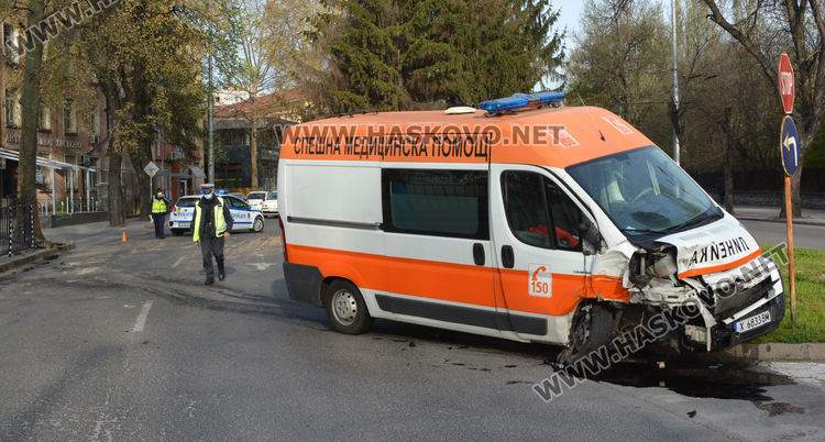 Линейка катастрофира до болницата в Хасково
