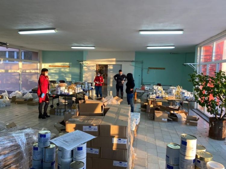 БЧК раздава хранителни пакети на нуждаещи се в областта