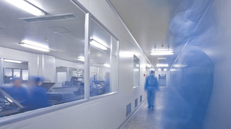 Изписаха от болницата в Добрич бебето, заразено с коронавирус