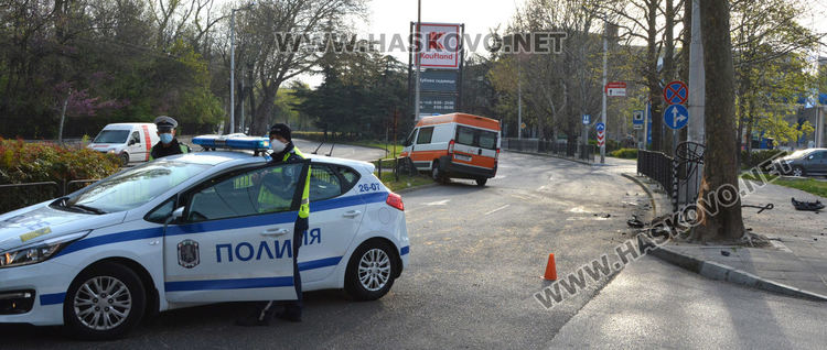 Линейка катастрофира до болницата в Хасково