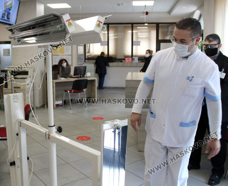 С бактерицидна лампа дезинфекцират касовия салон в община Хасково